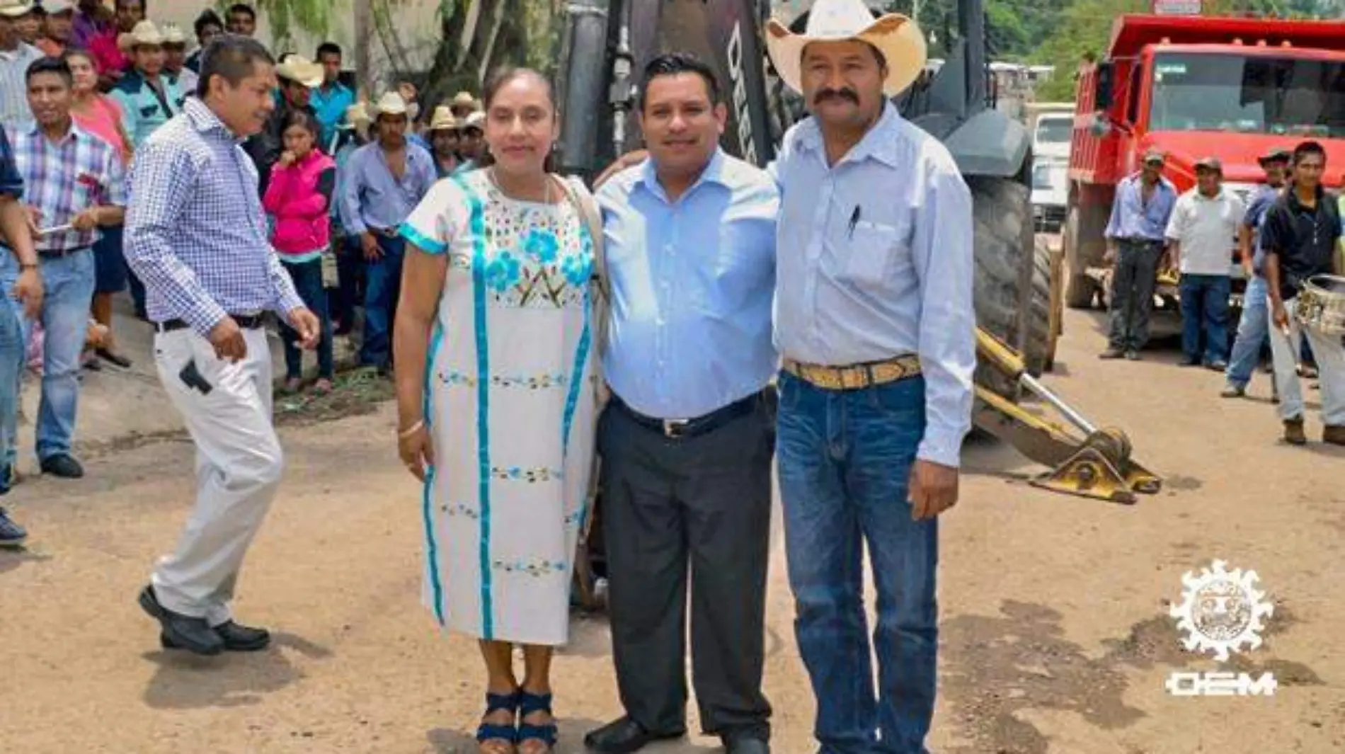 Acapulco - Obligan a Alcalde a caminar descalzo por la carretera